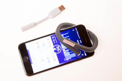 Jawbone UP 24 mit UP App auf dem iPhone und USB Adapter