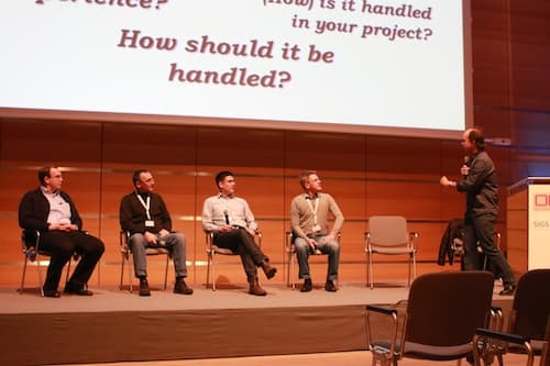 Kevlin Henney mit Podiumsdiskussions-Teilnehmern
